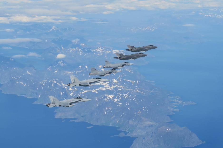 Norske, svenske og finske kampfly, henholdsvis F-35 (øverst), JAS 39 Gripen (midten) og F/A-18 Hornet (nederst), samtrente nylig i norsk luftrom. (Foto: Luftforsvaret)