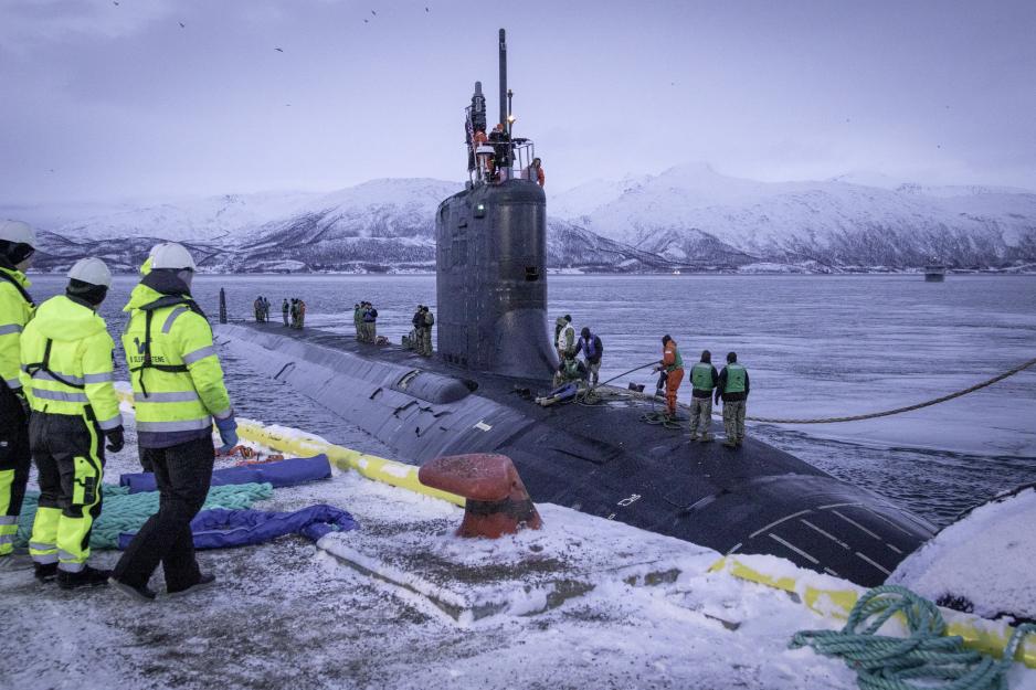 USS Washington (SSN 787) ligger nå til kai ved Grøtsund havn, Tromsø. Her er bilde fra ubåtens første besøk ved havna i januar 2022. Den er av Virginia-klassen, som består av raske angrepsubåter utrustet med torpedoer eller sjømålsmissiler. De kan også bære Tomahawk kryssermissiler. (Foto: Jonny Karlsen/Forsvaret)