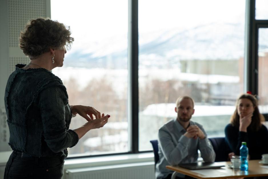 Gunhild Hoogensen Gjørv, professor i sikkerhetsstudier og geopolitikk ved Senter for fredsstudier, UiT, orienterer representanter for USAs sikkerhetsdepartement om forskning på arktiske hybride sikkerhetsutfordringer. (Foto: Kjetil Rydland/UiT) Gunhild Hoogensen Gjørv
