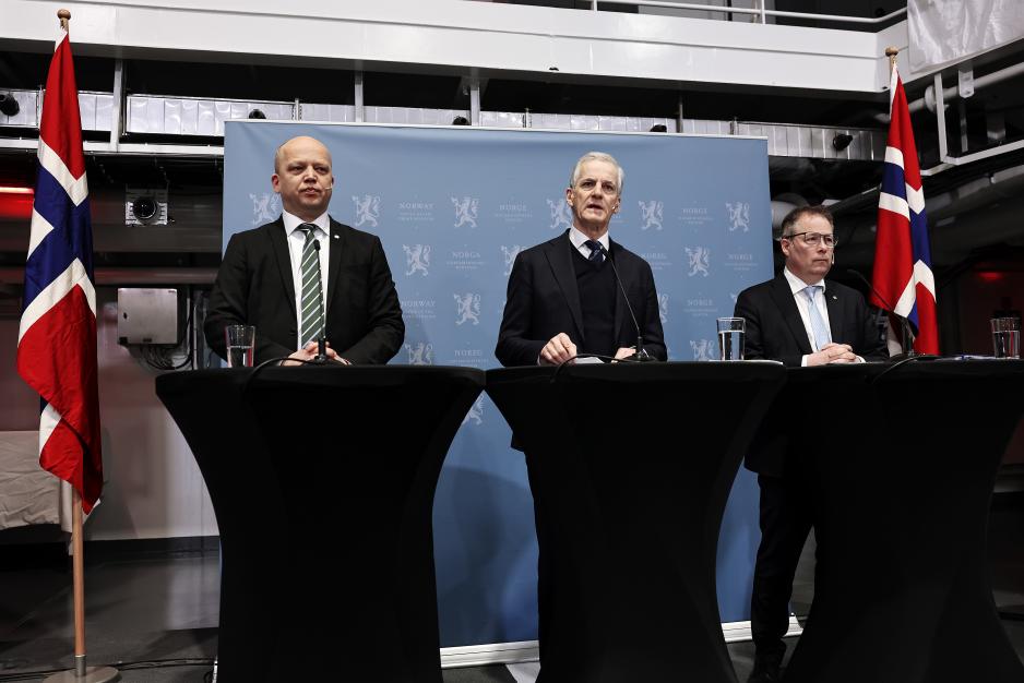 Statsminister Jonas Gahr Støre – flankert av finansminister Trygve Slagsvold Vedum og forsvarsminister Bjørn Arild Gram – presenterte i dag forslag til nye, store investeringer i Forsvaret innenfor rammen av langtidsplanlegging for sektoren. – Å sikre trygghet for folk i Norge er regjeringens mest grunnleggende oppgave. Vi trenger et forsvar som er tilpasset dagens situasjon og trusselbilde, framholder Støre. (Foto: Torbjørn Kjosvold/Forsvaret)