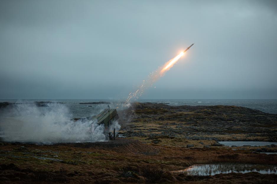 Luftvernbataljonen fra Evenes flystasjon trener her på skarpskyting med luftvernsystemet NASAMS på Andøya under øvelsen Formidable Shield 2023. Dets fulle navn er Norwegian Advanced Surface-to-Air Missile System, da det dels er utviklet i Norge av Kongsberg Defense & Aerospace. (Foto: Martin Mellquist/Forsvaret)