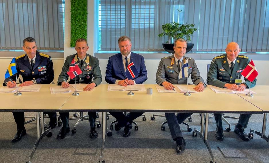 Signerte viktig avtale: Sveriges forsvarssjef, general Michael Bydén; Norges forsvarssjef, general Eirik Kristoffersen; Islands forsvarssjef Jónas Allansson; Finlands forsvarssjef, general Janne Jaakkola – og Danmarks forsvarssjef, general Michael Wiggers Hyldgaard. (Foto: Det danske forsvaret) Signerte viktig avtale: Sveriges forsvarssjef, general Michael Bydén; Norges forsvarssjef, general Eirik Kristoffersen; Islands forsvarssjef Jónas Allansson; Finlands forsvarssjef, general Janne Jaakkola – og Danmarks forsvarssjef, general Michael Wiggers Hyldgaard. (Foto: Det danske forsvaret)