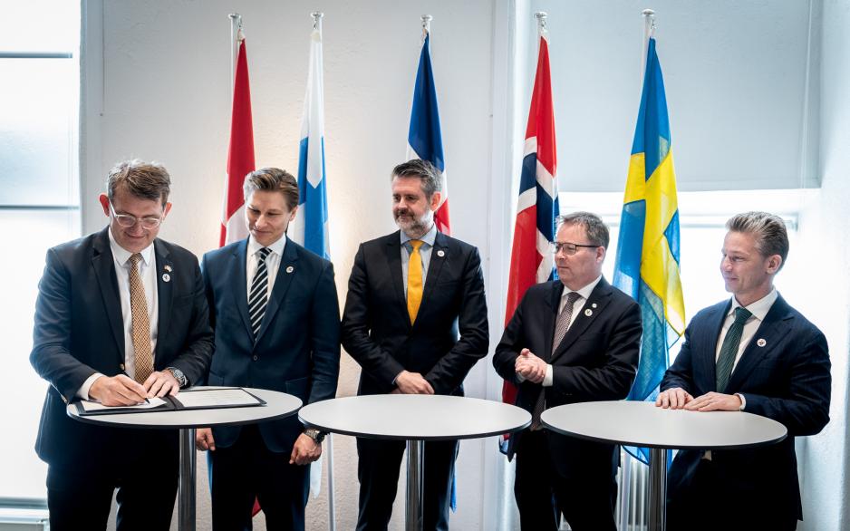 Signerer ny intensjonsavtale som skal forenkle forflytning av militære styrker: (f.v.) Danmarks forsvarsminister Troels Lund Poulsen, Finlands forsvarsminister Antti Häkkänen, Martin Eyjólfsson, ekspedisjonssjef i Islands utenriksministerium, Norges forsvarsminister Bjørn Arild Gram og Sveriges forsvarsminister Pål Jonson. (Foto: Det danske forsvarsministeriet) Signerer ny intensjonsavtale som skal forenkle forflytning av militære styrker: (f.v.) Danmarks forsvarsminister Troels Lund Poulsen, Finlands forsvarsminister Antti Häkkänen, Martin Eyjólfsson, ekspedisjonssjef i Islands utenriksministerium, Norges forsvarsminister Bjørn Arild Gram og Sveriges forsvarsminister Pål Jonson. (Foto: Det danske forsvarsministeriet)