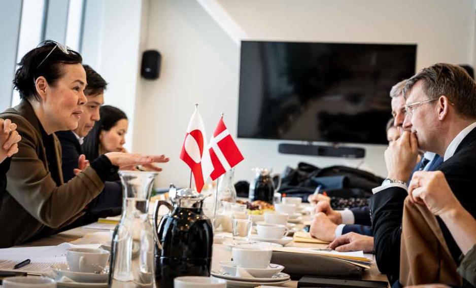 Vivian Motzfeldt, Grønlands Naalakkersuisoq for selvstendighet og utenriksanliggender, i møte med Danmarks forsvarsminister Troels Lund Poulsen. (Arkivfoto: Danmarks forsvarsministerium) Vivian Motzfeldt, Grønlands Naalakkersuisoq for selvstendighet og utenriksanliggender, i møte med Danmarks forsvarsminister Troels Lund Poulsen. (Arkivfoto: Danmarks forsvarsministerium)