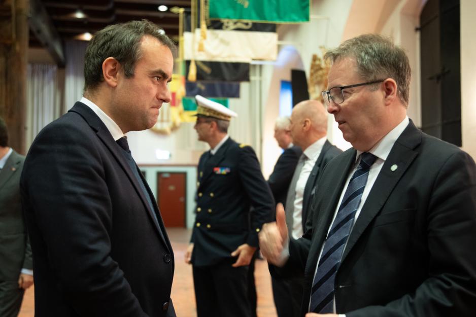 Omforente forsvarsministre: Sébastien Lecornu og Bjørn Arild Gram finner sammen om perspektiver og et fyldigere fransk-norsk samspill. (Foto: Synne Kvam/Forsvarsdepartementet) Omforente forsvarsministre: Sébastien Lecornu og Bjørn Arild Gram finner sammen om perspektiver og et fyldigere fransk-norsk samspill. (Foto: Synne Kvam/Forsvarsdepartementet)