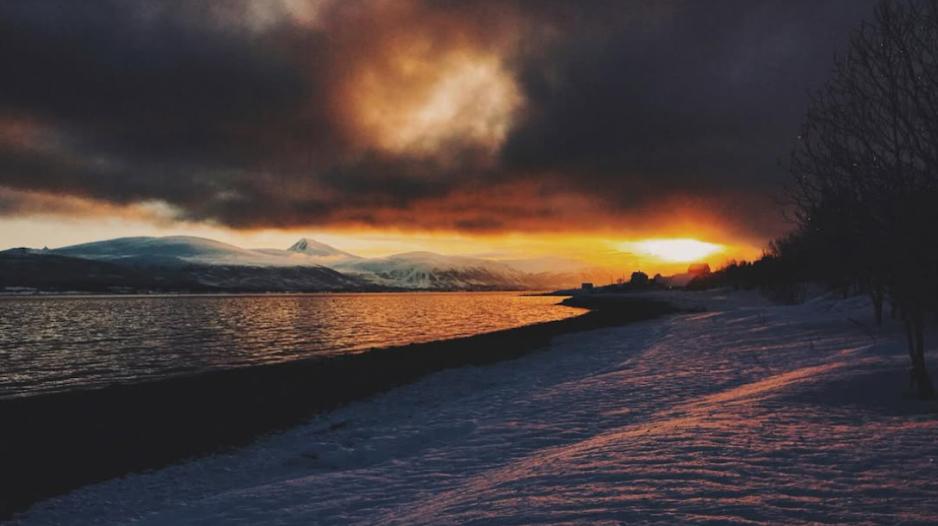 A ray of sunshine complements the cold along the High North coast. Kvaløya sol vinter