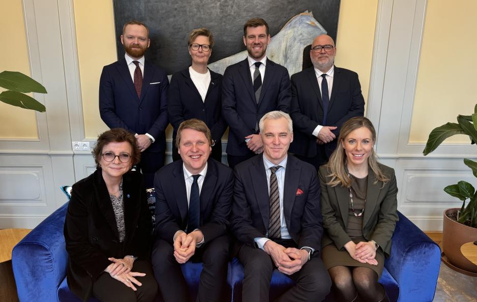 Ministerrådets generalsekretær Karen Ellemann sammen med ministrene for nordisk samarbeid 26. februar. Foran f.v.: Norges Amund Aukrust, Finlands Anders Adlercreutz og Sveriges Jessica Rosencrantz. Bak f.v.: Færøyenes Bjarni Kárason Petersen, Ålands Annika Hambrudd, Danmarks Morten Dahlin og Islands Logi Einarsson. Grønlands Vivian Motzfeldt var ikke til stede. (Foto: Norden.org) Ministerrådets generalsekretær Karen Ellemann sammen med ministrene for nordisk samarbeid 26. februar. Foran f.v.: Norges Amund Aukrust, Finlands Anders Adlercreutz og Sveriges Jessica Rosencrantz. Bak f.v.: Færøyenes Bjarni Kárason Petersen, Ålands Annika Hambrudd, Danmarks Morten Dahlin og Islands Logi Einarsson. Grønlands Vivian Motzfeldt var ikke til stede. (Foto: Norden.org)